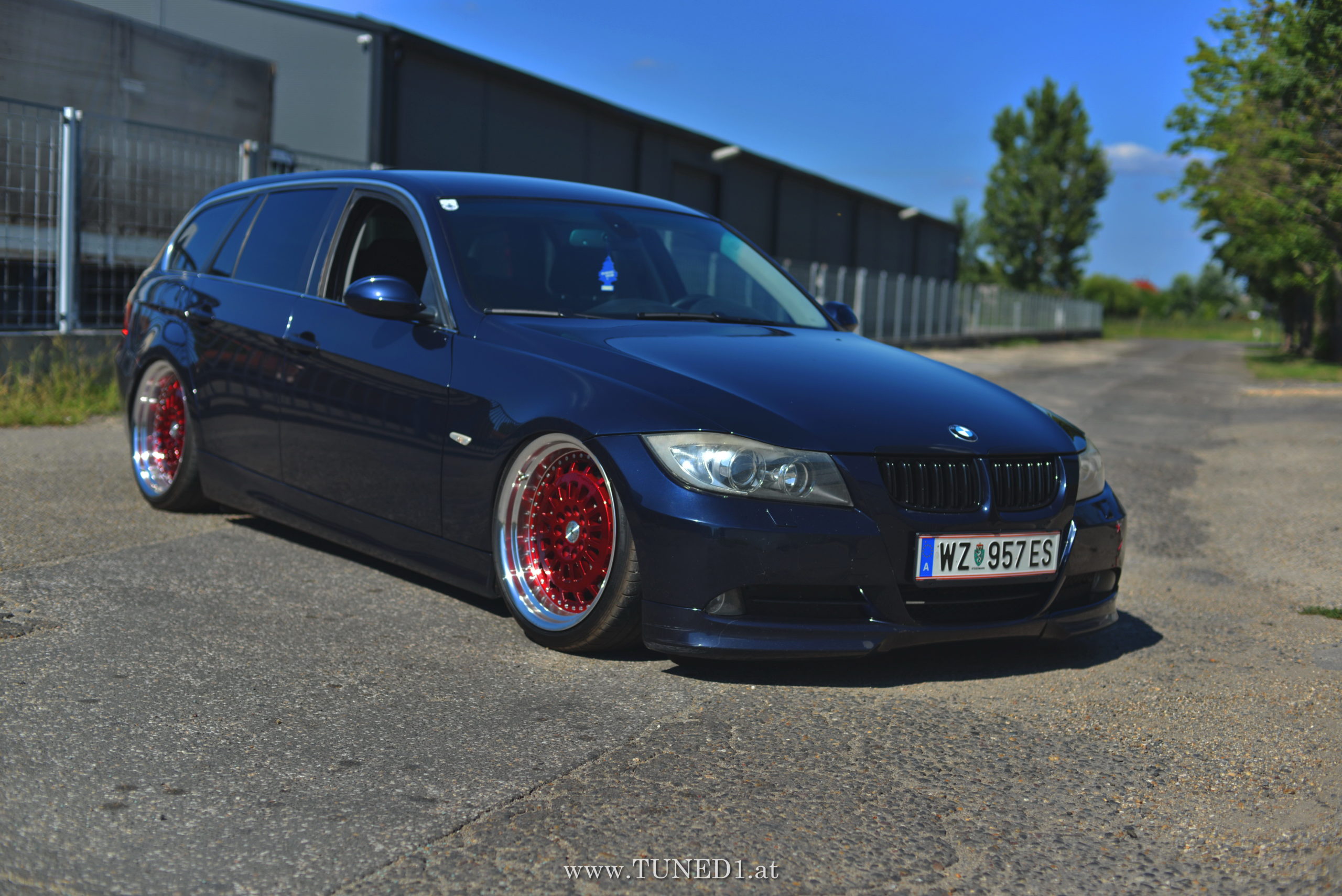 https://www.tuned1.at/wp-content/uploads/2020/08/bmw_e91_stance_bagged_lena_02-scaled.jpg