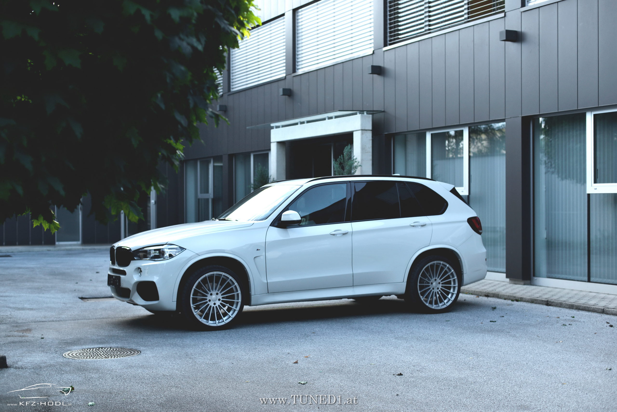 https://www.tuned1.at/wp-content/uploads/2020/09/bmw_x5_white_22inch_kfz-hoedl_01-scaled.jpg